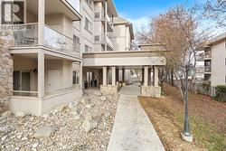 Beautiful and quiet front entryway - 