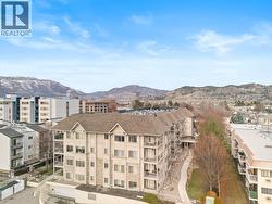 Great central location! Shopping, bus stops, beaches, downtown - 