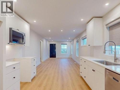 4678 Cook Ave, Powell River, BC - Indoor Photo Showing Kitchen