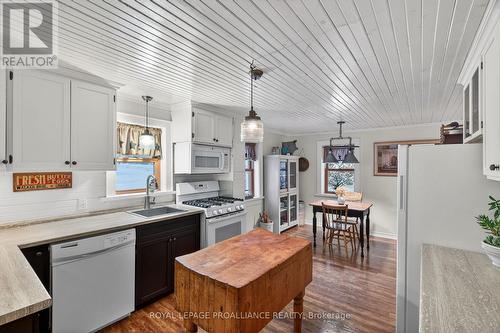 7802 Piccadilly Road, Frontenac (Frontenac Centre), ON - Indoor Photo Showing Kitchen