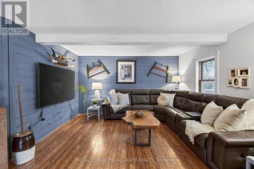 7802 Piccadilly Road, Frontenac (Frontenac Centre), ON - Indoor Photo Showing Living Room