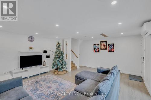 115 - 242 Milestone Crescent, Aurora, ON - Indoor Photo Showing Living Room