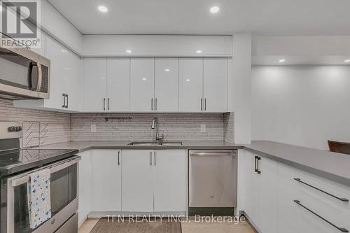 115 - 242 Milestone Crescent, Aurora, ON - Indoor Photo Showing Kitchen With Double Sink With Upgraded Kitchen