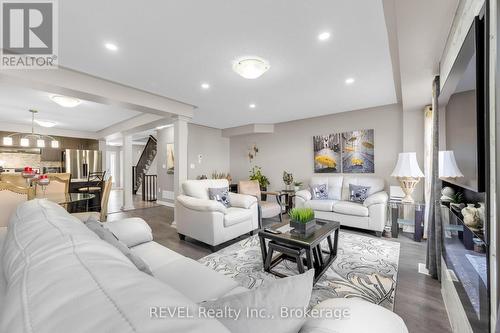 102 Cittadella Boulevard, Hamilton, ON - Indoor Photo Showing Living Room