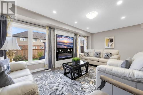 102 Cittadella Boulevard, Hamilton, ON - Indoor Photo Showing Living Room