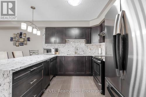 102 Cittadella Boulevard, Hamilton, ON - Indoor Photo Showing Kitchen With Upgraded Kitchen