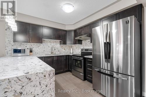 102 Cittadella Boulevard, Hamilton, ON - Indoor Photo Showing Kitchen With Double Sink With Upgraded Kitchen