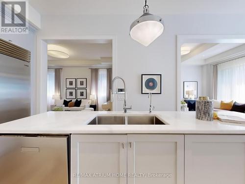 7 Orbit Avenue, Richmond Hill, ON - Indoor Photo Showing Kitchen