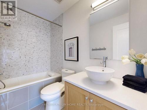 7 Orbit Avenue, Richmond Hill, ON - Indoor Photo Showing Bathroom
