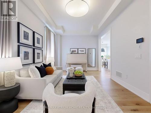 7 Orbit Avenue, Richmond Hill, ON - Indoor Photo Showing Living Room