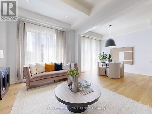 7 Orbit Avenue, Richmond Hill, ON - Indoor Photo Showing Living Room