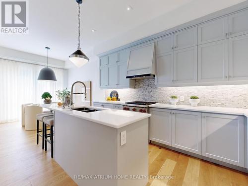 7 Orbit Avenue, Richmond Hill, ON - Indoor Photo Showing Kitchen With Double Sink With Upgraded Kitchen