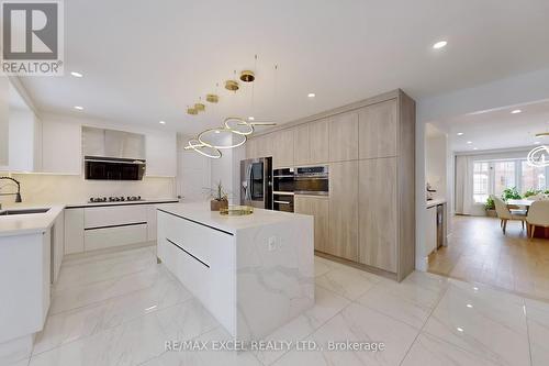 12 Moses Crescent, Markham, ON - Indoor Photo Showing Kitchen With Upgraded Kitchen