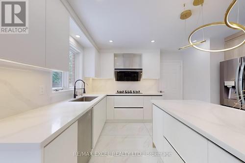 12 Moses Crescent, Markham, ON - Indoor Photo Showing Kitchen With Upgraded Kitchen