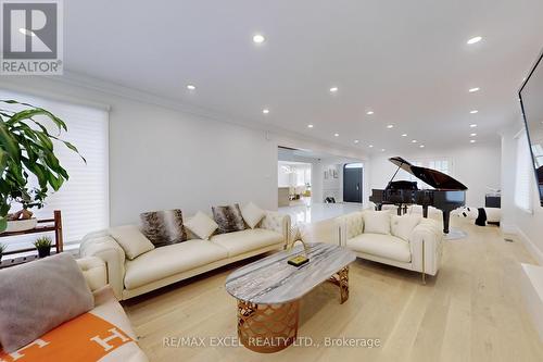 12 Moses Crescent, Markham, ON - Indoor Photo Showing Living Room