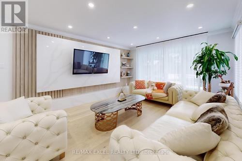12 Moses Crescent, Markham, ON - Indoor Photo Showing Living Room