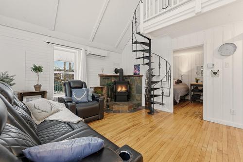 Salon - 2000 Ch. Marois, Saint-Denis-De-Brompton, QC - Indoor With Fireplace