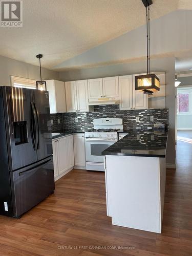 57 St Julien Street, London East (East M), ON - Indoor Photo Showing Kitchen With Upgraded Kitchen