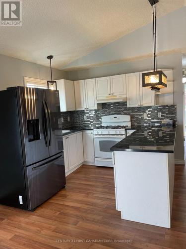 57 St Julien Street, London East (East M), ON - Indoor Photo Showing Kitchen With Upgraded Kitchen