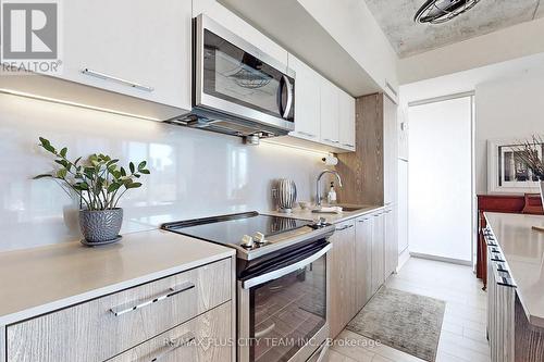 807 - 25 Baseball Place, Toronto, ON - Indoor Photo Showing Kitchen With Upgraded Kitchen