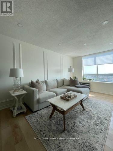 Ph5 - 11 Oneida Crescent E, Richmond Hill, ON - Indoor Photo Showing Living Room