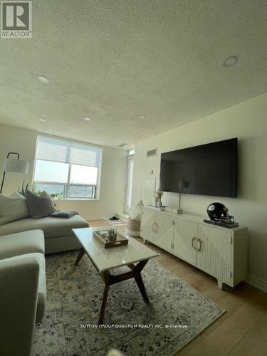 Ph5 - 11 Oneida Crescent E, Richmond Hill, ON - Indoor Photo Showing Living Room