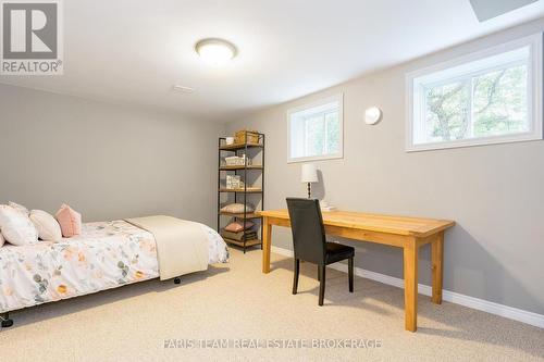 35 Parr Boulevard, Springwater, ON - Indoor Photo Showing Bedroom