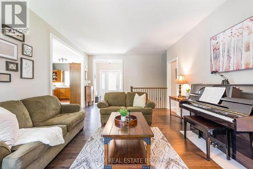 35 Parr Boulevard, Springwater, ON - Indoor Photo Showing Living Room