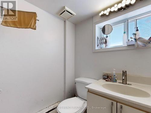 48 St Dunstan Drive, Toronto, ON - Indoor Photo Showing Bathroom