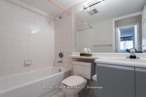 901-270 Davis Drive, Newmarket, ON - Indoor Photo Showing Bathroom