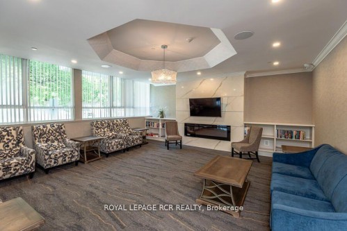 901-270 Davis Drive, Newmarket, ON - Indoor Photo Showing Living Room