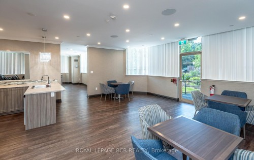 901-270 Davis Drive, Newmarket, ON - Indoor