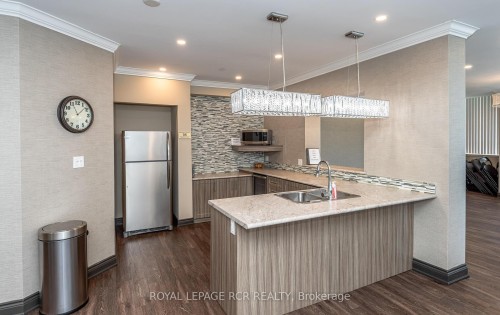 901-270 Davis Drive, Newmarket, ON - Indoor Photo Showing Kitchen With Upgraded Kitchen