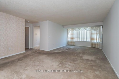 901-270 Davis Drive, Newmarket, ON - Indoor Photo Showing Other Room