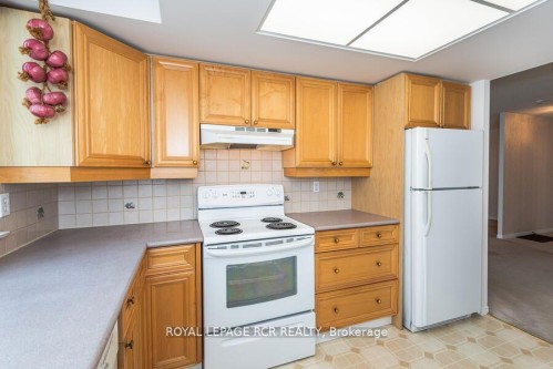 901-270 Davis Drive, Newmarket, ON - Indoor Photo Showing Kitchen
