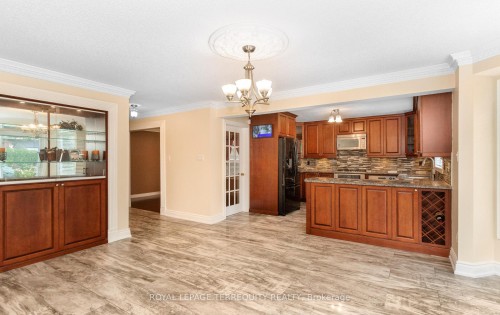 5839 Fieldon Road, Mississauga, ON - Indoor Photo Showing Kitchen