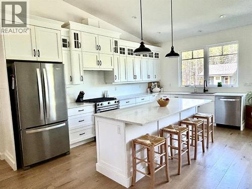 518 Forest Crowne Drive, Kimberley, BC - Indoor Photo Showing Kitchen With Upgraded Kitchen