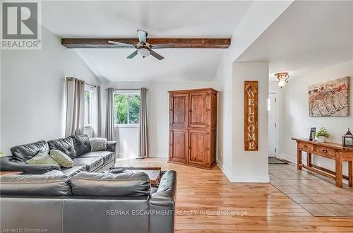 8 Beach Road, Haldimand, ON - Indoor Photo Showing Living Room