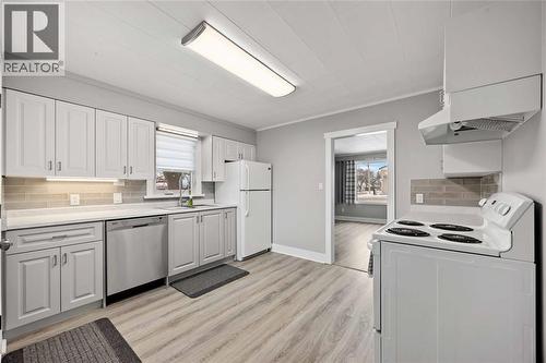 460 Ontario Street, Warwick-Watford, ON - Indoor Photo Showing Kitchen