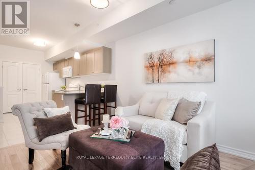 15 - 39 Drewry Avenue, Toronto, ON - Indoor Photo Showing Living Room