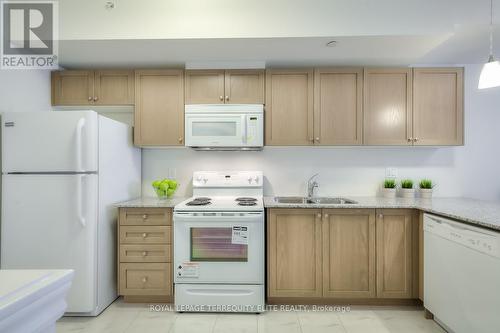 15 - 39 Drewry Avenue, Toronto, ON - Indoor Photo Showing Kitchen With Double Sink