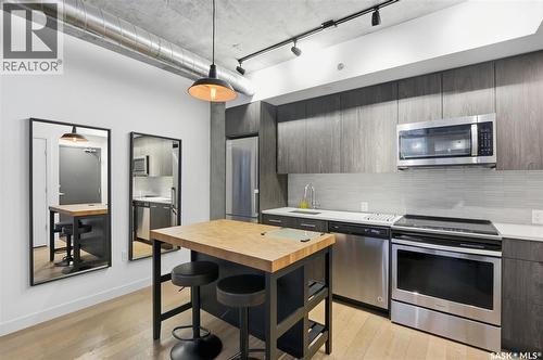 504 490 2Nd Avenue S, Saskatoon, SK - Indoor Photo Showing Kitchen With Stainless Steel Kitchen With Upgraded Kitchen