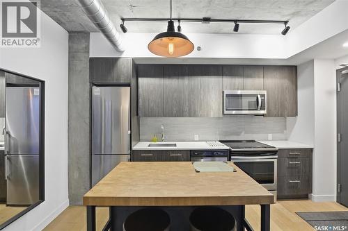 504 490 2Nd Avenue S, Saskatoon, SK - Indoor Photo Showing Kitchen With Stainless Steel Kitchen With Upgraded Kitchen