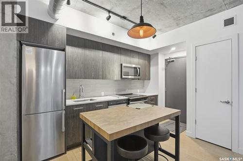 504 490 2Nd Avenue S, Saskatoon, SK - Indoor Photo Showing Kitchen With Stainless Steel Kitchen With Upgraded Kitchen