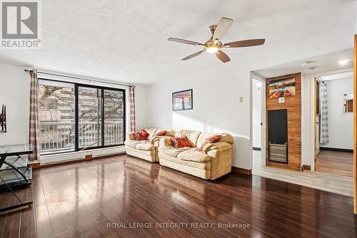 207 - 1180 Ohio Street, Ottawa, ON - Indoor Photo Showing Living Room
