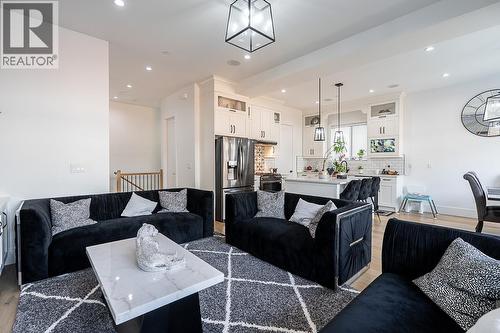 23091 134 Loop, Maple Ridge, BC - Indoor Photo Showing Living Room