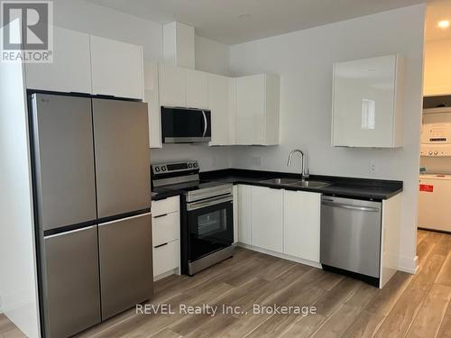 6129 Curlin Crescent, Niagara Falls (Forestview), ON - Indoor Photo Showing Kitchen With Stainless Steel Kitchen
