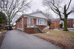 8 CHANDLER DRIVE  Toronto, ON M1G 1Z2