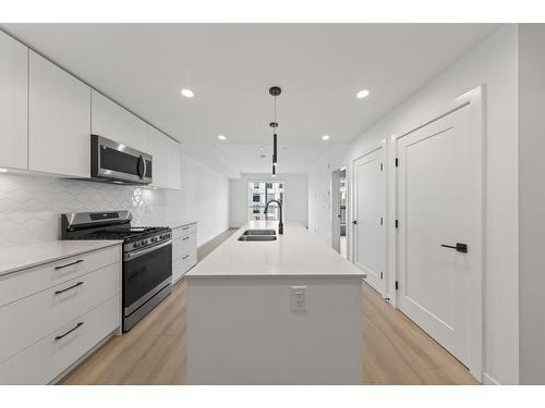 305 20077 84 Avenue, Langley, BC - Indoor Photo Showing Kitchen With Upgraded Kitchen