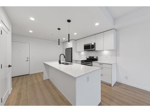 305 20077 84 Avenue, Langley, BC - Indoor Photo Showing Kitchen With Double Sink With Upgraded Kitchen